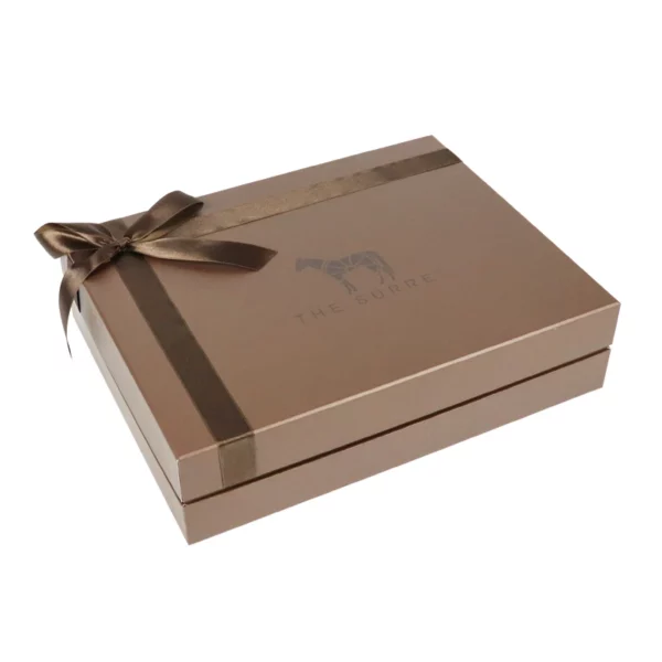 Holidaypacfactory T-shirt and clothing gift box detail angle