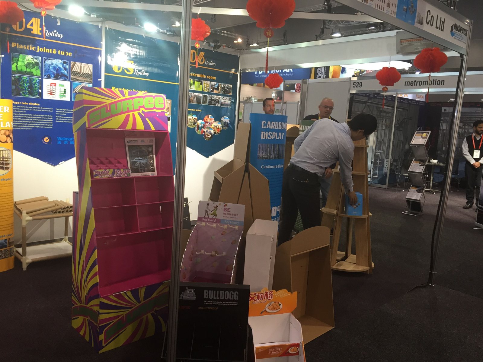 Holidaypacfactory holidaypac factory trade show history exhibition setup cardboard display samples service