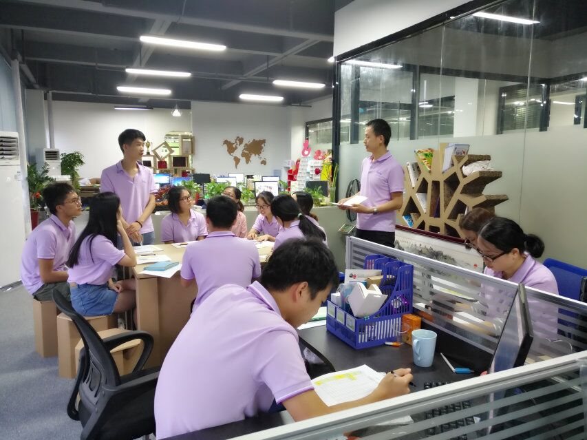 HolidayPAC factory team meeting for packaging project execution
